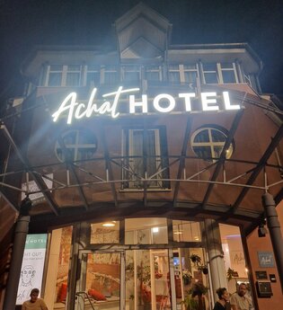 Das ACHAT Hotel Schwetzingen begrüßt direkt am Ortseingang und am Schlossgarten Schwetzingen seine Gäste.