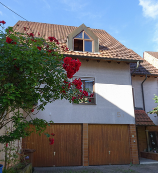 Außenansicht der Ferienwohnung: braunweißes Gebäude mit rotem Ziegeldach | © Neckar-Zaber-Tourismus e.V.