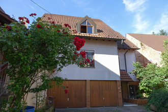 Außenansicht der Ferienwohnung: braunweißes Gebäude mit rotem Ziegeldach | © Neckar-Zaber-Tourismus e.V.