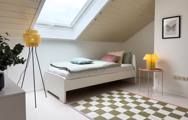 Kinderzimmer der großen Ferienwohnung mit einem Bett, darüber ein Fenster in Dachschräge und es gibt auch einen Schrank | © Neckar-Zaber-Tourismus e.V.