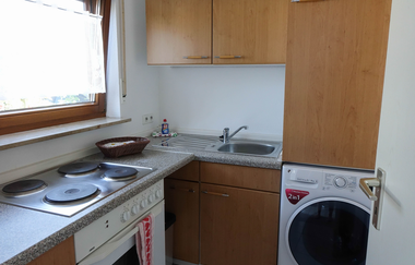 Küche der Ferienwohnung, Blick auf den Herd und Ofen, Spülbecken und eine Waschmaschine. | © Neckar-Zaber-Tourismus e.V.