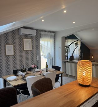 Esszimmer mit gedecktem Tisch, Küchentheke mit Lampe | © Block