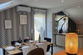 Esszimmer mit gedecktem Tisch, Küchentheke mit Lampe | © Block