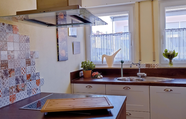 Küche 1 der Ferienwohnung: weiße Schränke, Spülbecken und Herd | © Neckar-Zaber-Tourismus e.V