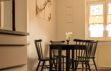 Küche mit Blick auf einen Tisch und vier Stühlen | © Neckar-Zaber-Tourismus e.V.