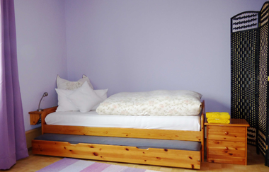 Schlafzimmer mit einem Einzelbett und Nachtschrank | © Neckar-Zaber-Tourismus e.V.