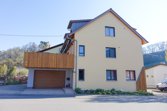 Außenansicht: gelbfarbiges Haus mit Garage | © Neckar-Zaber-Tourismus e.V.