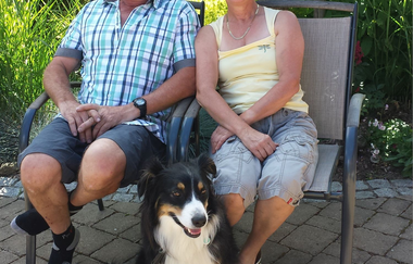 Familie Reiner mit Hund auf zwei Gartenstühlen | © Neckar-Zaber-Tourismus e.V.