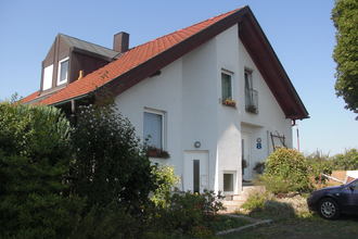 Außenansicht der Feroienwohnugn Hipp in Brackenheim | Haus mit Parkplatz | © Neckar-Zaber-Tourismus e. V.