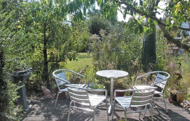 Blick auf die Terrasse der Ferienwohnung Hipp mit kleinem Tisch und vier Stühlen in der Sonne | © Neckar-Zaber-Tourismus e. V.