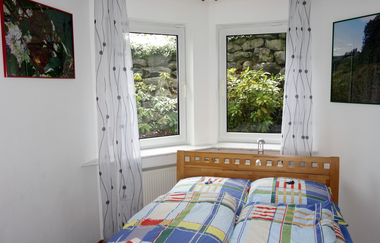 Schlafzimmer der Ferienwohnung Hipp mit Doppelbett und zwei Fenstern | © Neckar-Zaber-Tourismus e. V.