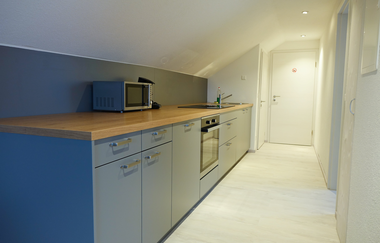 Küchenzeile mit Ofen, Herd, Spüle und Mikrowelle | © Neckar-Zaber-Tourismus e.V.