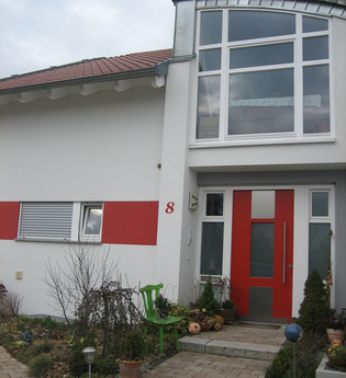 Außenansicht: weißes Haus mit roten Elementen | © Neckar-Zaber-Tourismus e.V.