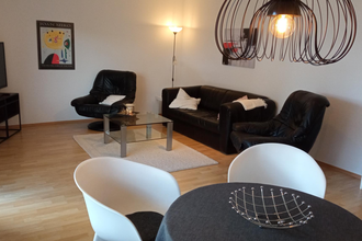 Wohnzimmer mit Couch, Sessel, Essecke und TV | © Dörr