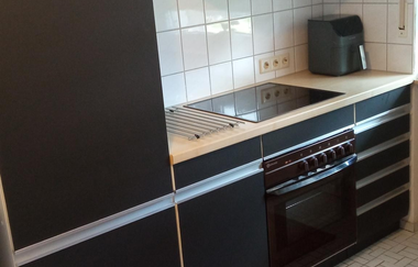 Küchenzeile mit schwarzweißer Front | © Dörr