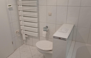 Badezimmer weiß gekachelt | © Dörr