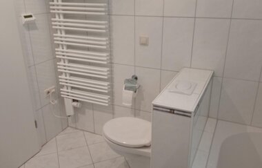 Badezimmer weiß gekachelt | © Dörr