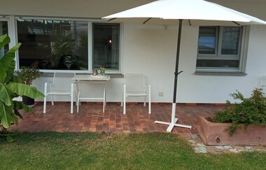 Terrasse mit Tisch, zwei Stühlen und Sonnenschirm | © Dörr