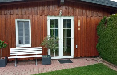 Blockhaus mit weißer Tür | © Dörr