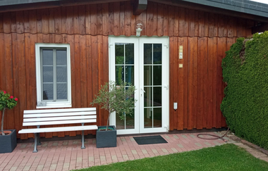 Blockhaus mit weißer Tür | © Dörr