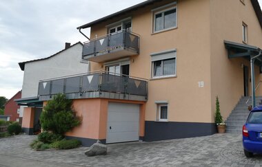 Außenaufnahme eines Hauses mit Hof und Garage | © Hopf