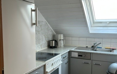 Blick in die Küche der Ferienwohnung mit Ofen, Herd, Kühlschrank und Spüle. | © Neckar-Zaber-Tourismus e.V.