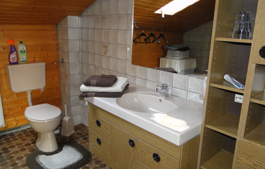 Bad mit Toulette, Waschbecken und Regal | © Neckar-Zaber-Tourismus e.V.