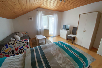 Zimmer mit einem Bett, einer Couch + Tisch und einem großen weißen Kleiderschrank | © Neckar-Zaber-Tourismus e.V.