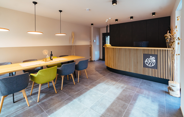 Aufenthaltsraum und Rezeption: Langer Tisch mit acht Stühlen und eine Theke. | © Neckar-Zaber-Tourismus e.V.