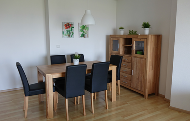 Esszimmer bestehend aus einem Esstisch mit sechs Stühlen und einem Holzschrank mit Schubladen | © Neckar-Zaber-Tourismus e.V.