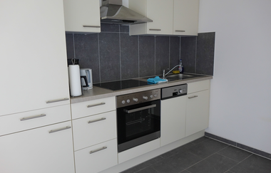 Küche bestehend aus weißen Schränken und Schubladen mit Backofen, Herd und Spülbecken | © Neckar-Zaber-Tourismus e.V.