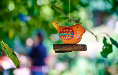 Gartendeko : kleiner orangener Vogel | © Neckar-Zaber-Tourismus e.V.