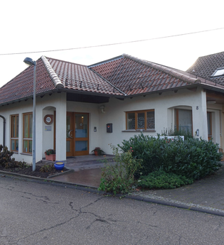 Außenansicht des Gästehauses: weiße Wände und dunkelrotes Ziegeldach | © Neckar-Zaber-Tourismus e.V.