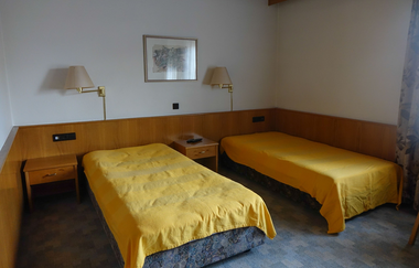 Zwei Einzelbetten mit jeweils einem Nachttischschrank | © Neckar-Zaber-Tourismus e.V.