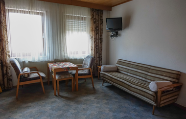 Zimmer mit einer Couch und einem Tisch mit zwei Stühlen | © Neckar-Zaber-Tourismus e.V.