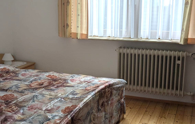 Schlafzimmer mit Fenster und Bett, Teppich vor dem Bett | © Bauer-Thorpe