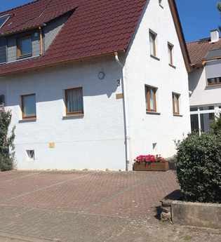 Zweistöckiges Haus mit Parkplätzen | © Bauer-Thorpe