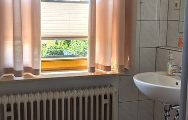 Gästehaus Ruth | © Badezimmer mit Toilette und Waschbecken und Fenster