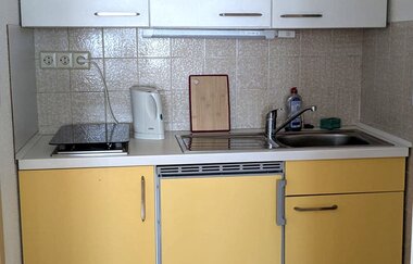 Küchenzeile in gelb und weiss | © Bauer-Thorpe