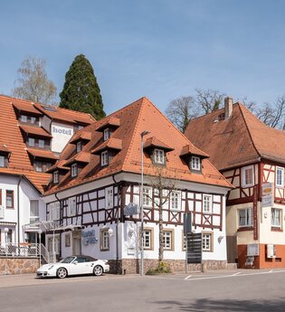 Hotelgebäude mit Fachwerk | © Hotel Bär