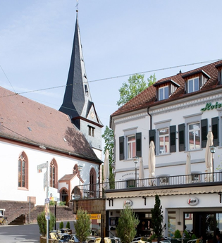 Hotel Kredell in Neckargemünd von außen. Nebenan befindet sich eine Kirche | © Hotel Kredell