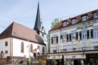 Hotel Kredell in Neckargemünd von außen. Nebenan befindet sich eine Kirche | © Hotel Kredell