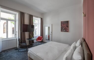 Hotel-Doppelzimmer mit Flachbild-TV und Sessel | © Hotel Kredell