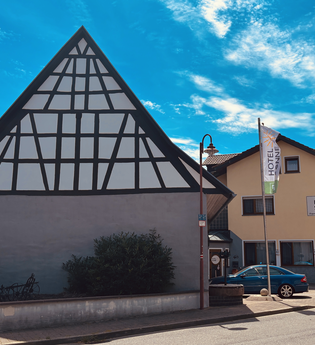 Außenansicht Hotel Sonne mit Parkplatz vor dem Haus | © Jung