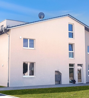 Außenansicht des Boardingshouses: weiße Wände und dunkles Dach | © Neckar-Zaber-Tourismus e.V.