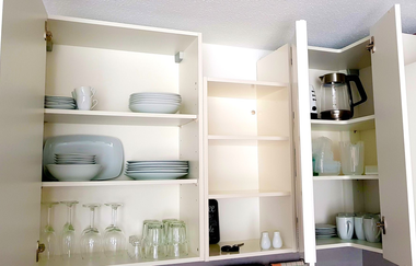 Küchenschrank mit Geschirr: Teller, Gläser, Tassen, Schüsseln | © Neckar-Zaber-Tourismus e.V.