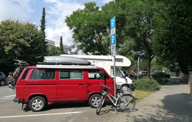 Wohnmobile auf dem Parkplatz am Schlosspark | © Jasmin Wolf