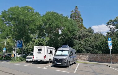 Wohnmobile auf dem Parkplatz am Schlosspark | © Jasmin Wolf