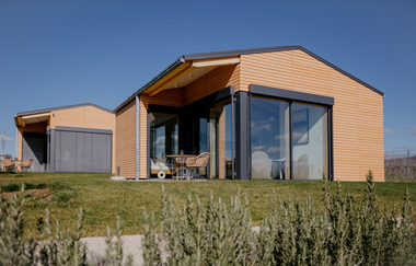 Zwei moderne Weinberg-Chalets aus Holz, Ton und Glas. | © Weingut Becker, Malsch