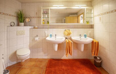 Bad mit Toilette, zwei Waschbecken und Spiegel | © Neckar-Zaber-Tourismus e.V.